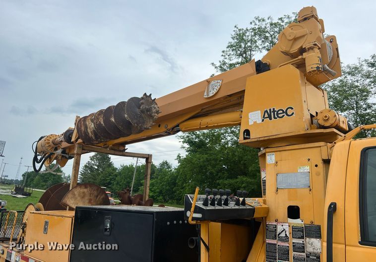 image for item II9024 2002 Chevrolet C7500  digger derrick truck