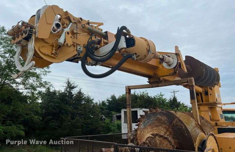 image for item II9024 2002 Chevrolet C7500  digger derrick truck