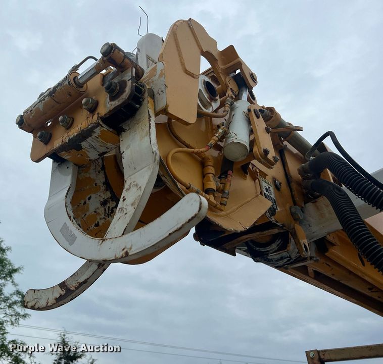 image for item II9024 2002 Chevrolet C7500  digger derrick truck