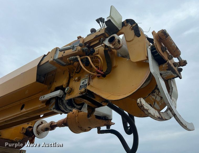 image for item II9024 2002 Chevrolet C7500  digger derrick truck