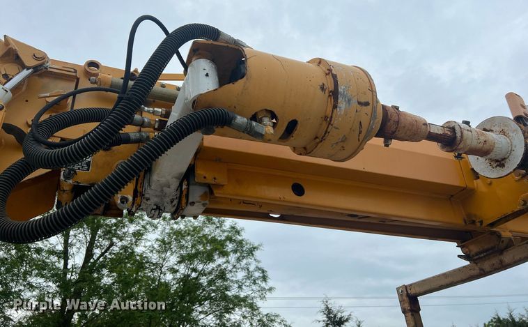 image for item II9024 2002 Chevrolet C7500  digger derrick truck