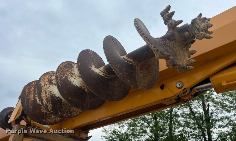 image for item II9024 2002 Chevrolet C7500  digger derrick truck