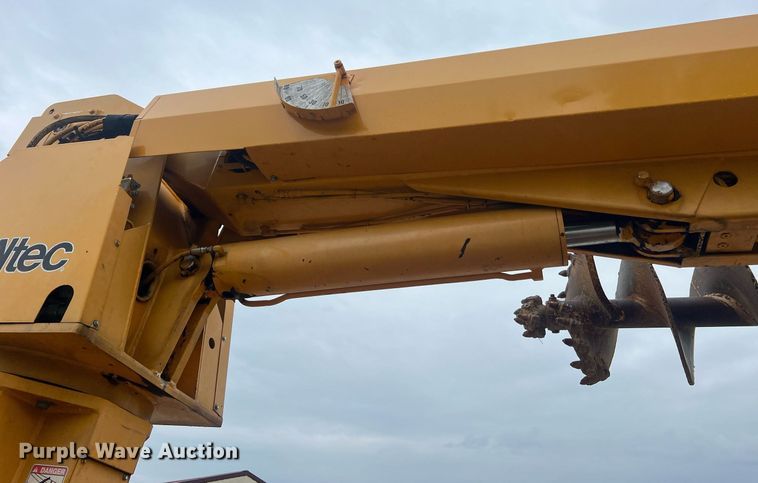 image for item II9024 2002 Chevrolet C7500  digger derrick truck