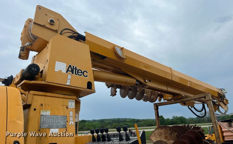 image for item II9024 2002 Chevrolet C7500  digger derrick truck