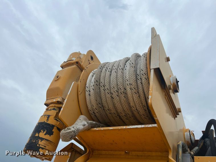 image for item II9024 2002 Chevrolet C7500  digger derrick truck