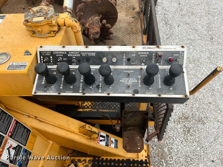 image for item II9024 2002 Chevrolet C7500  digger derrick truck