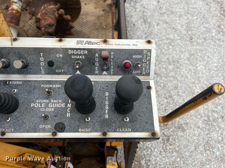 image for item II9024 2002 Chevrolet C7500  digger derrick truck