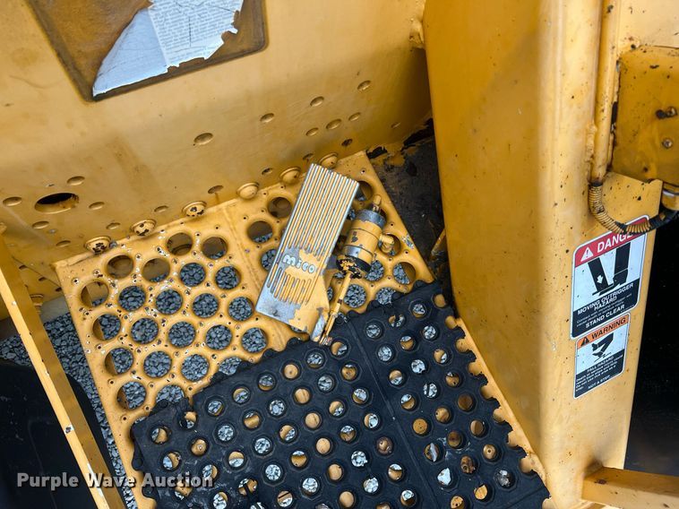 image for item II9024 2002 Chevrolet C7500  digger derrick truck