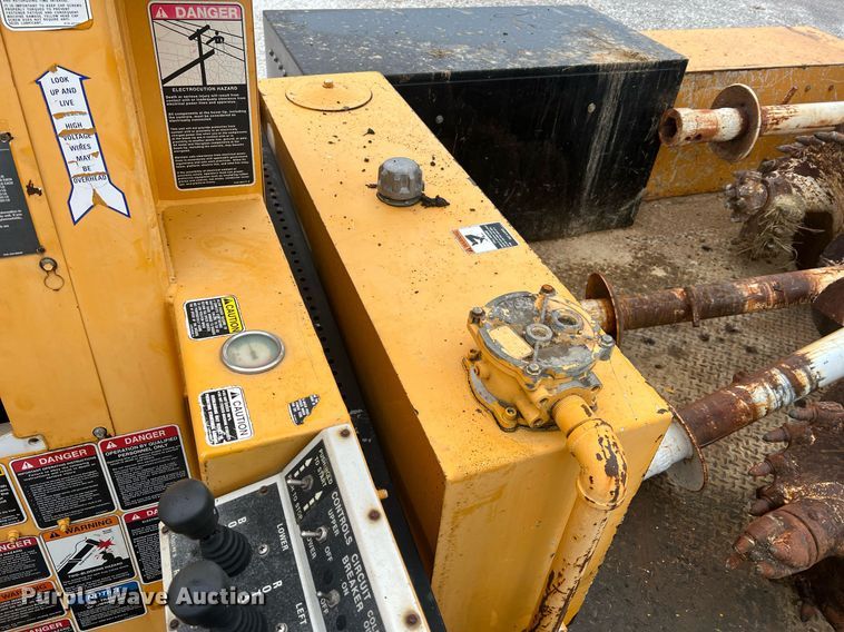 image for item II9024 2002 Chevrolet C7500  digger derrick truck