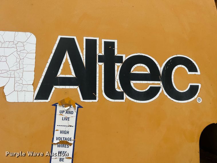 image for item II9024 2002 Chevrolet C7500  digger derrick truck