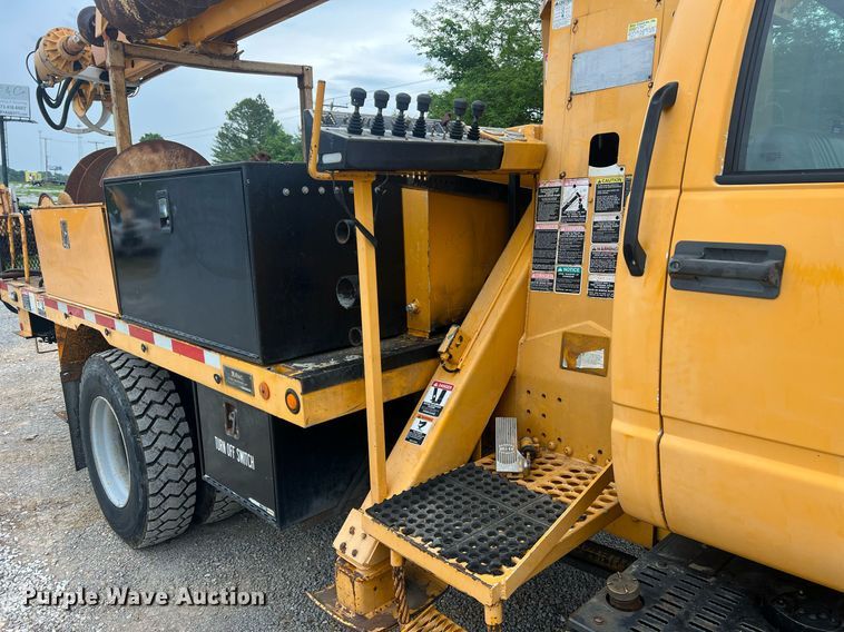 image for item II9024 2002 Chevrolet C7500  digger derrick truck