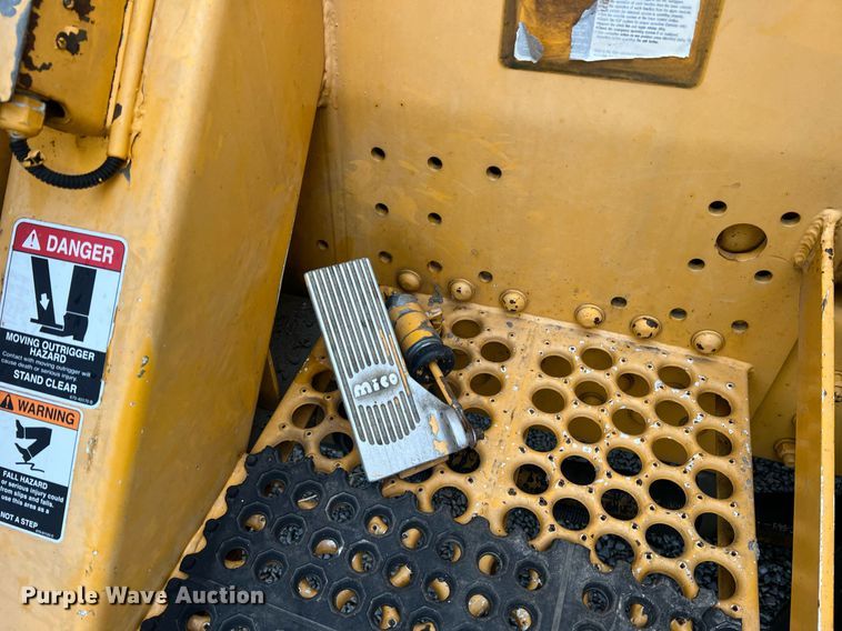 image for item II9024 2002 Chevrolet C7500  digger derrick truck