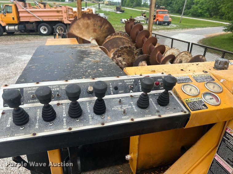 image for item II9024 2002 Chevrolet C7500  digger derrick truck