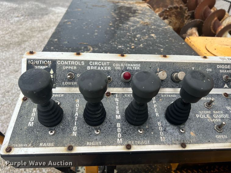 image for item II9024 2002 Chevrolet C7500  digger derrick truck