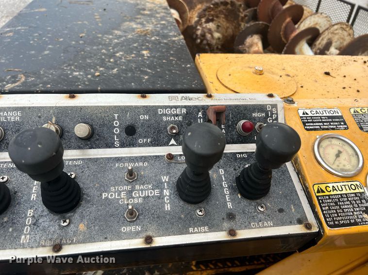 image for item II9024 2002 Chevrolet C7500  digger derrick truck