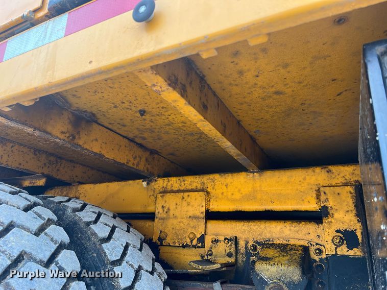 image for item II9024 2002 Chevrolet C7500  digger derrick truck