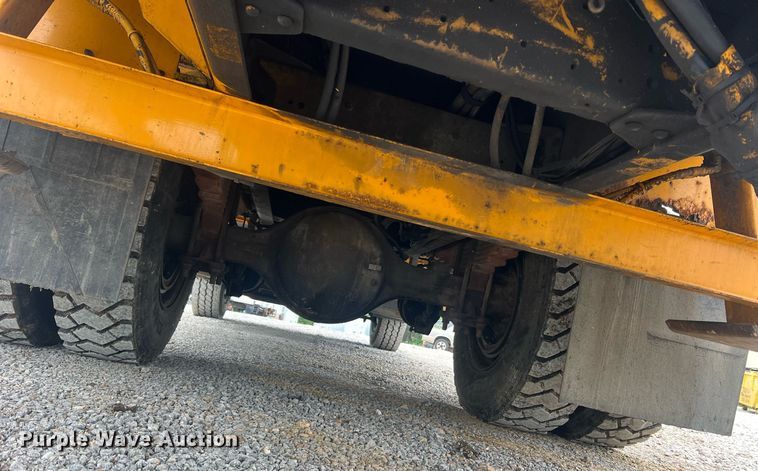 image for item II9024 2002 Chevrolet C7500  digger derrick truck