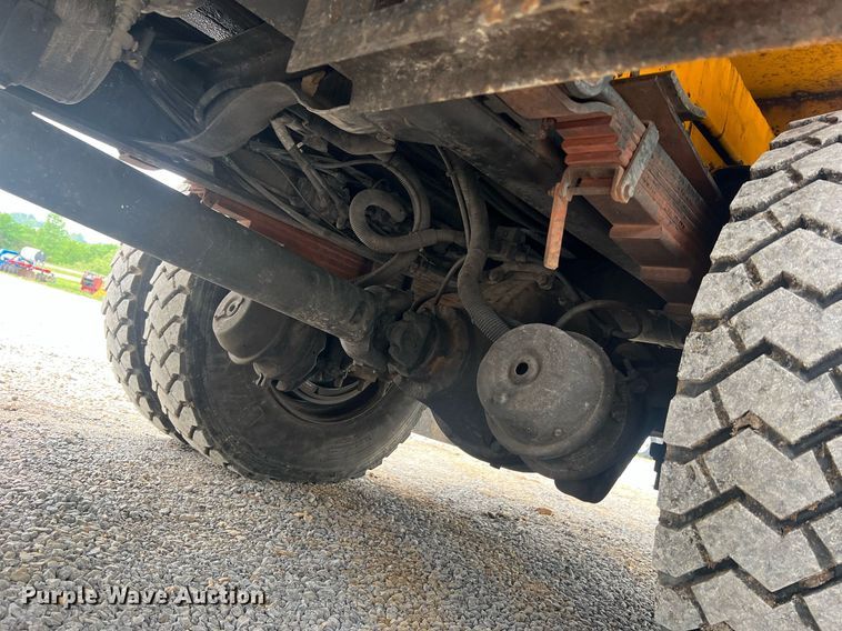 image for item II9024 2002 Chevrolet C7500  digger derrick truck