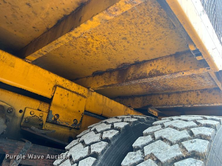 image for item II9024 2002 Chevrolet C7500  digger derrick truck