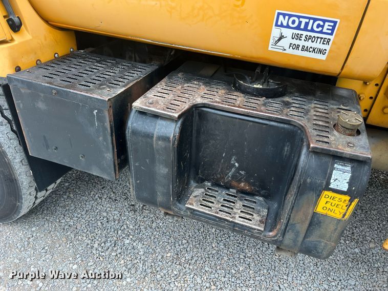 image for item II9024 2002 Chevrolet C7500  digger derrick truck