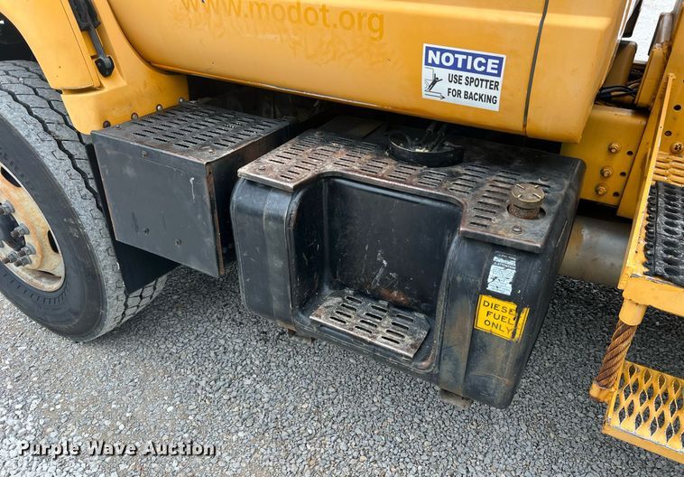 image for item II9024 2002 Chevrolet C7500  digger derrick truck