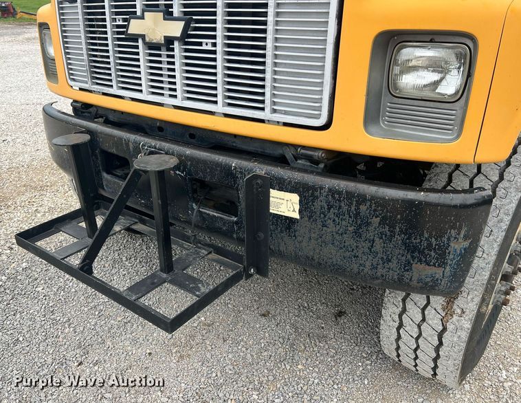 image for item II9024 2002 Chevrolet C7500  digger derrick truck