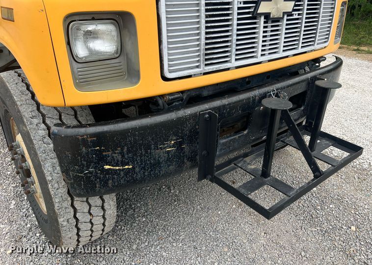 image for item II9024 2002 Chevrolet C7500  digger derrick truck