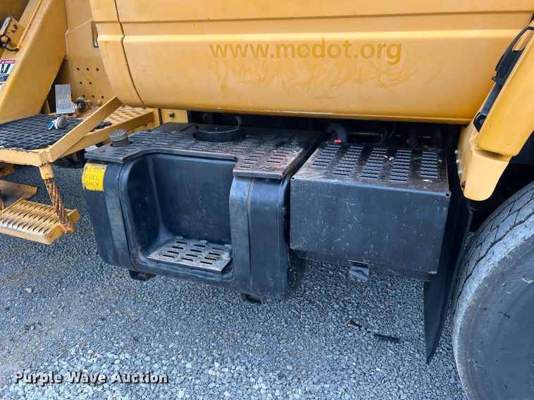 image for item II9024 2002 Chevrolet C7500  digger derrick truck