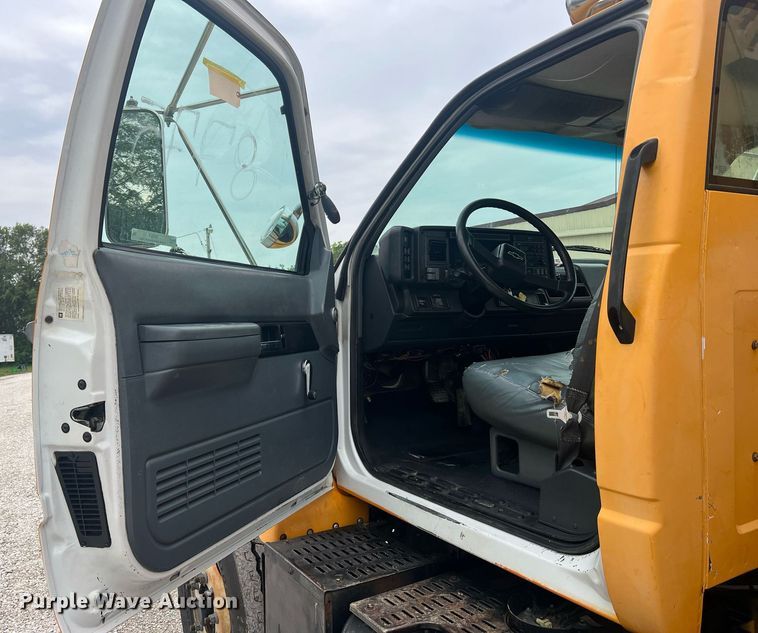 image for item II9024 2002 Chevrolet C7500  digger derrick truck