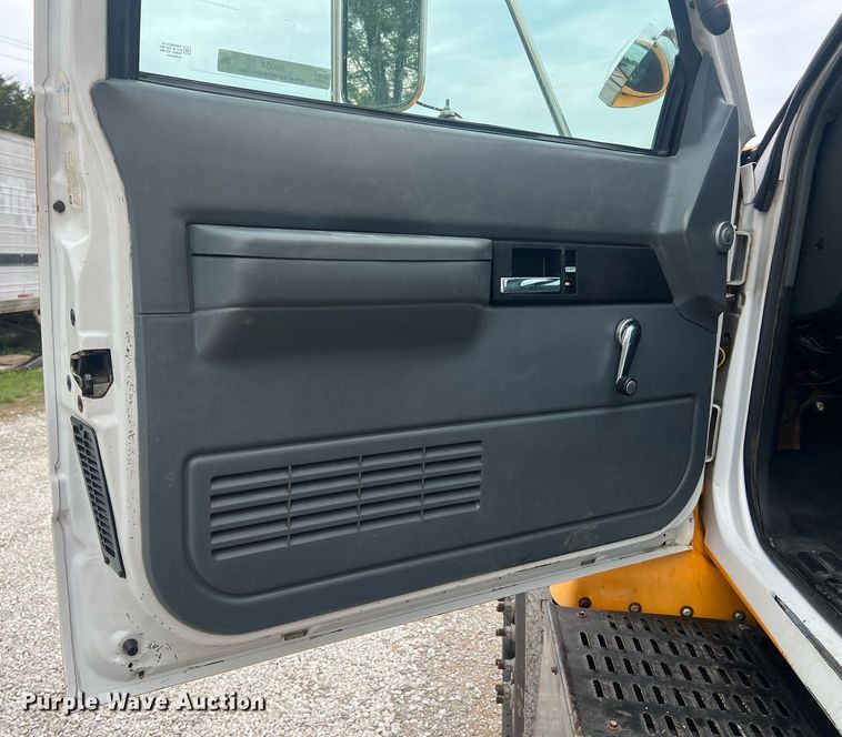 image for item II9024 2002 Chevrolet C7500  digger derrick truck