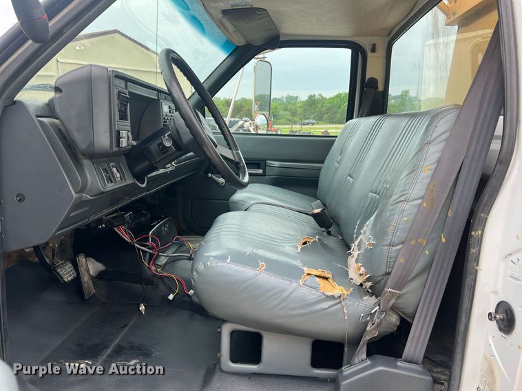 image for item II9024 2002 Chevrolet C7500  digger derrick truck