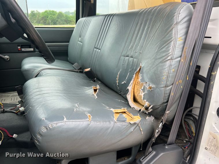 image for item II9024 2002 Chevrolet C7500  digger derrick truck