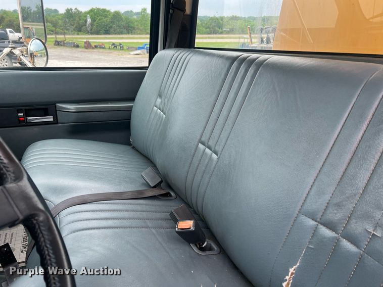 image for item II9024 2002 Chevrolet C7500  digger derrick truck