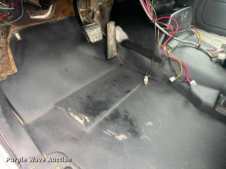 image for item II9024 2002 Chevrolet C7500  digger derrick truck