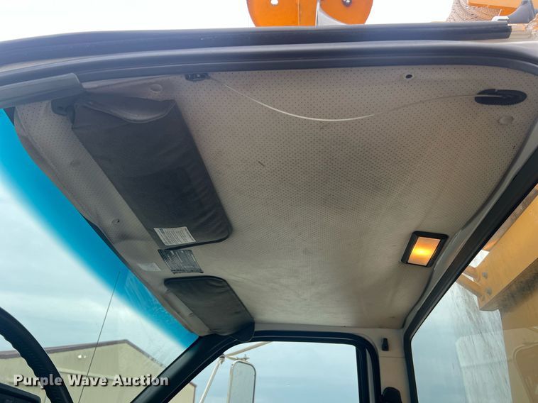 image for item II9024 2002 Chevrolet C7500  digger derrick truck