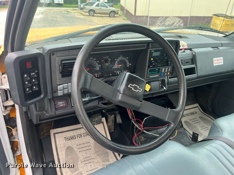 image for item II9024 2002 Chevrolet C7500  digger derrick truck