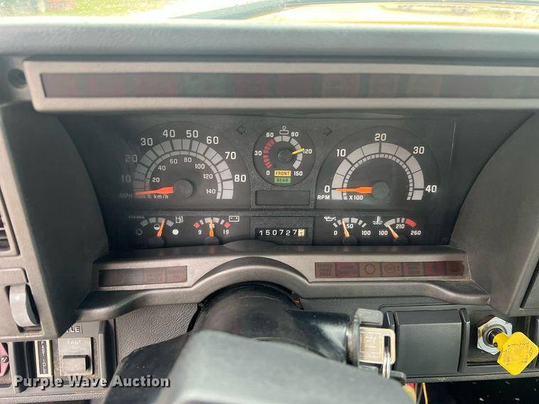 image for item II9024 2002 Chevrolet C7500  digger derrick truck