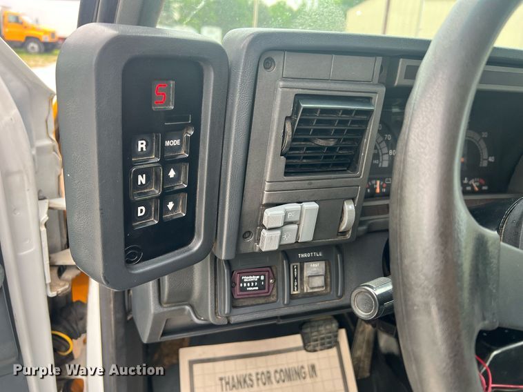 image for item II9024 2002 Chevrolet C7500  digger derrick truck