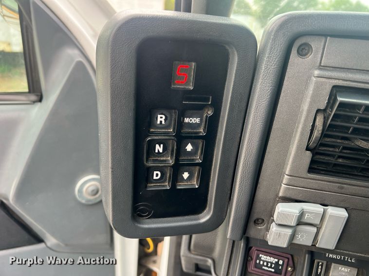 image for item II9024 2002 Chevrolet C7500  digger derrick truck