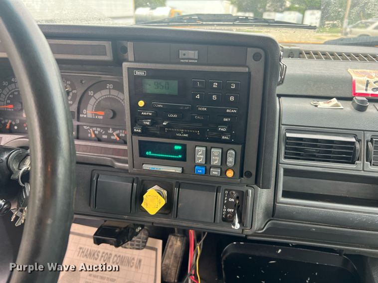 image for item II9024 2002 Chevrolet C7500  digger derrick truck