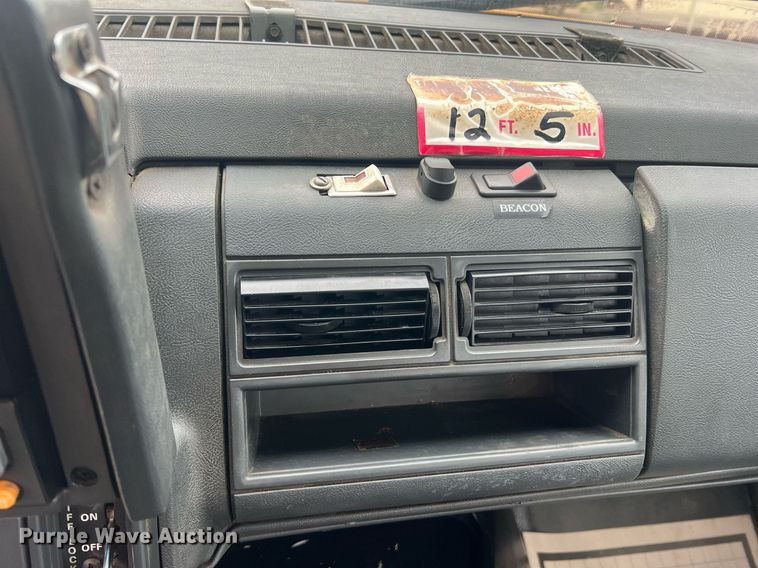 image for item II9024 2002 Chevrolet C7500  digger derrick truck