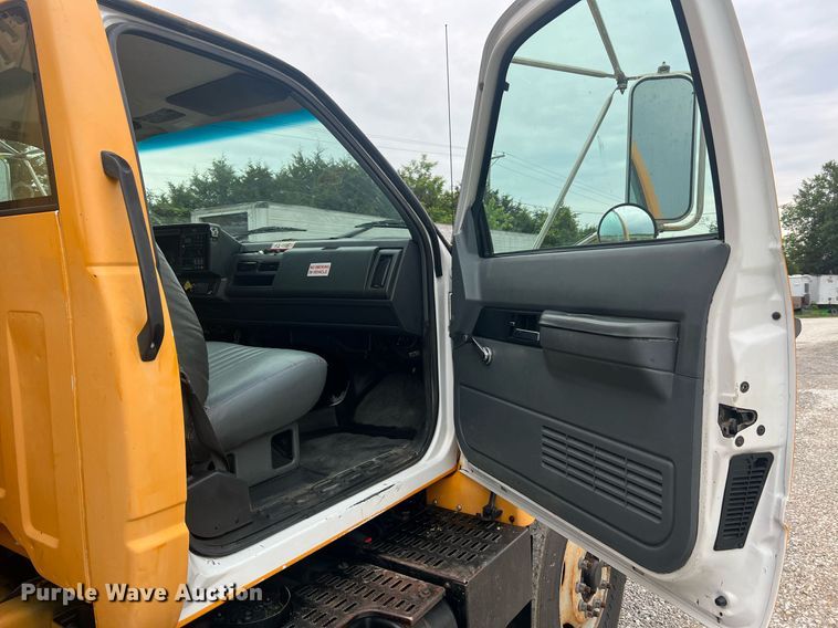 image for item II9024 2002 Chevrolet C7500  digger derrick truck