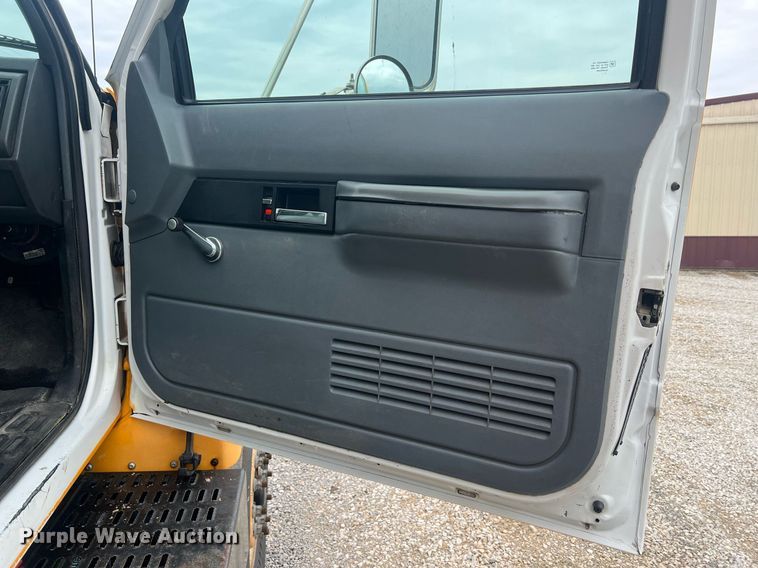 image for item II9024 2002 Chevrolet C7500  digger derrick truck