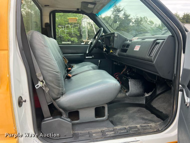 image for item II9024 2002 Chevrolet C7500  digger derrick truck