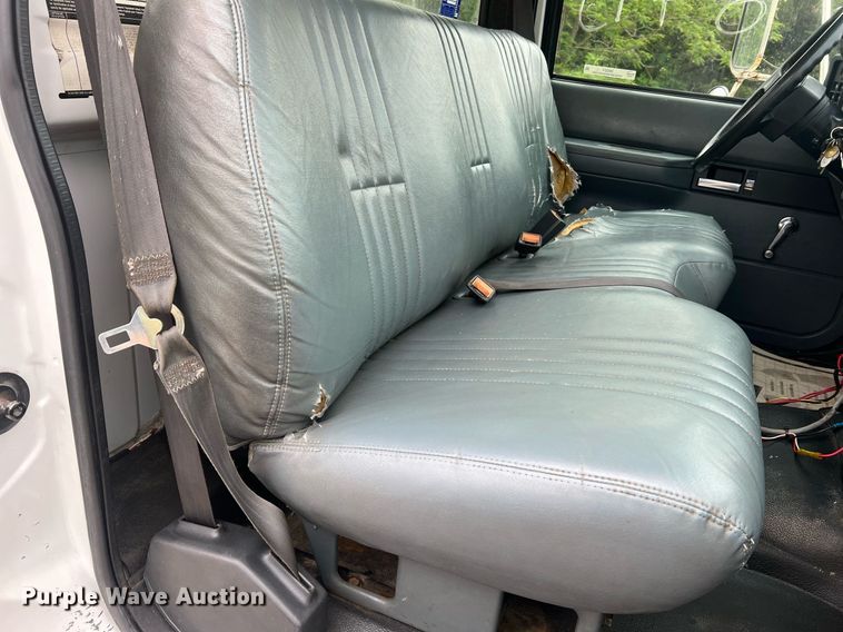 image for item II9024 2002 Chevrolet C7500  digger derrick truck