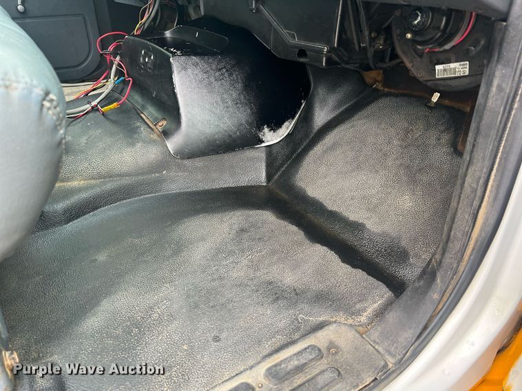 image for item II9024 2002 Chevrolet C7500  digger derrick truck