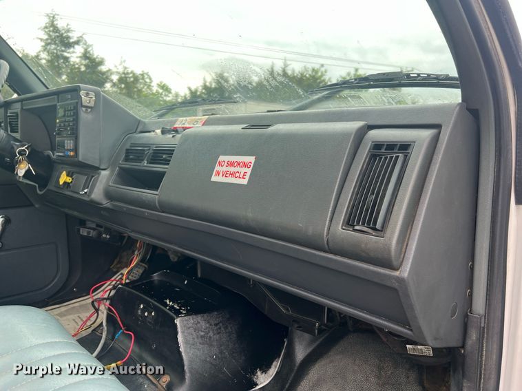 image for item II9024 2002 Chevrolet C7500  digger derrick truck