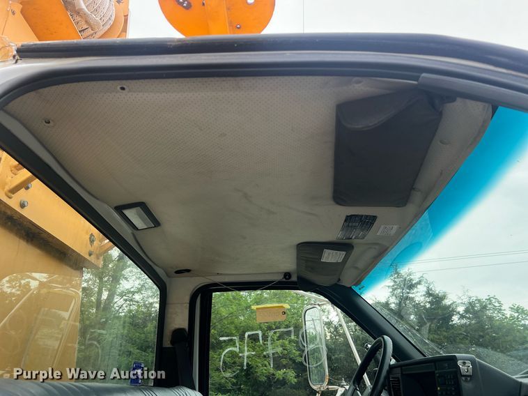 image for item II9024 2002 Chevrolet C7500  digger derrick truck