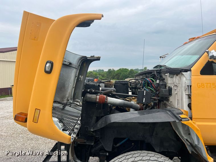 image for item II9024 2002 Chevrolet C7500  digger derrick truck