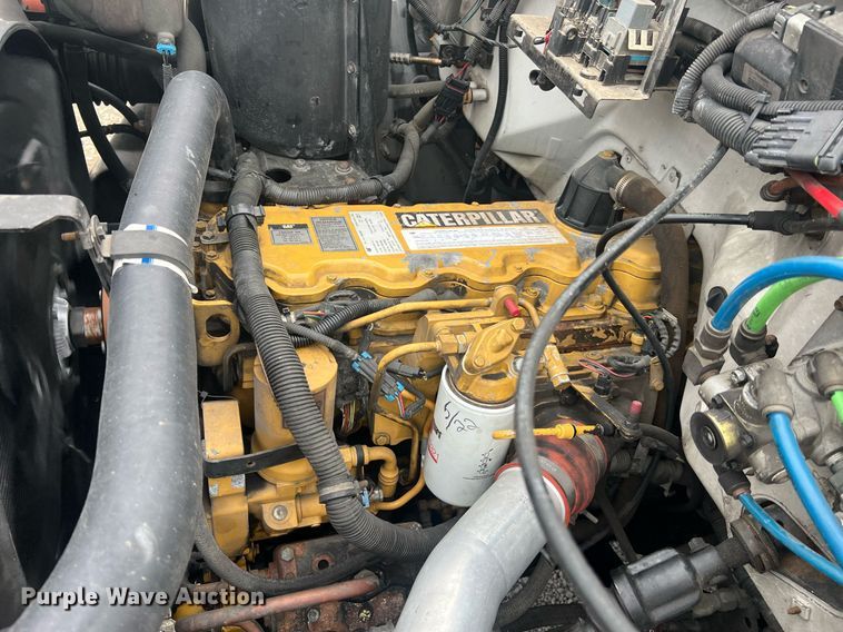 image for item II9024 2002 Chevrolet C7500  digger derrick truck